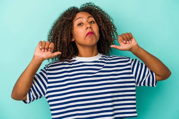 Mujer Afroamericana Joven Con Pelo Rizado Aislado Sobre Fondo Azul —  Fotos de Stock