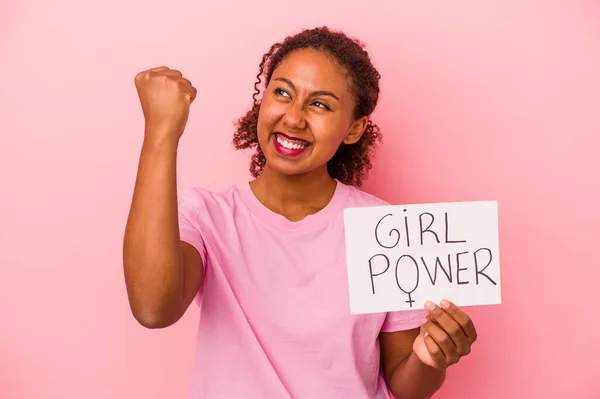 Mladá Africká Americká Žena Drží Dívku Moc Plakát Izolované Růžovém — Stock fotografie