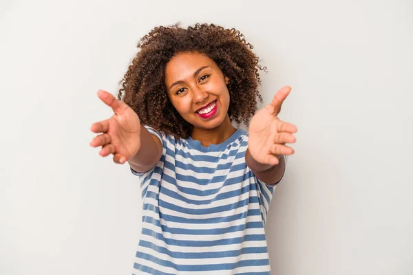 Junge Afrikanisch Amerikanische Frau Mit Lockigem Haar Auf Weißem Hintergrund — Stockfoto