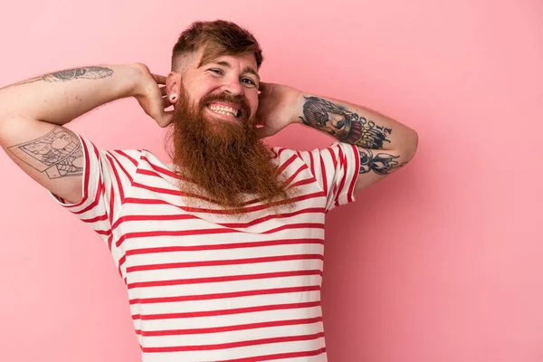 Joven Jengibre Caucásico Con Barba Larga Aislado Sobre Fondo Rosa —  Fotos de Stock