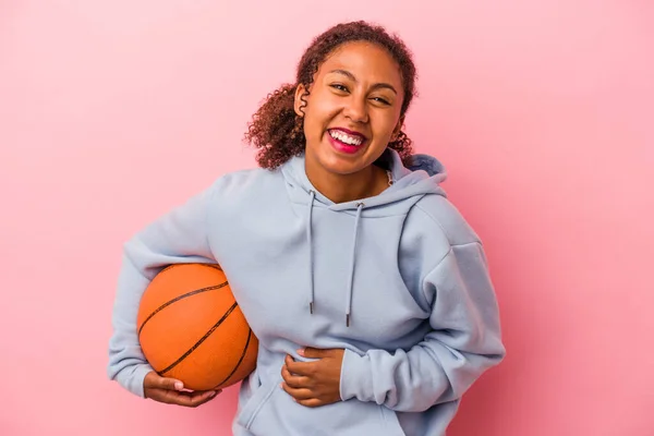 Joven Afroamericano Jugando Baloncesto Aislado Sobre Fondo Rosa Riendo Divirtiéndose — Foto de Stock