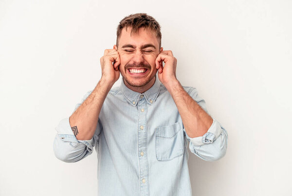 Молодой кавказский мужчина изолирован на белом фоне, грызет ногти, нервничает и очень беспокоится..