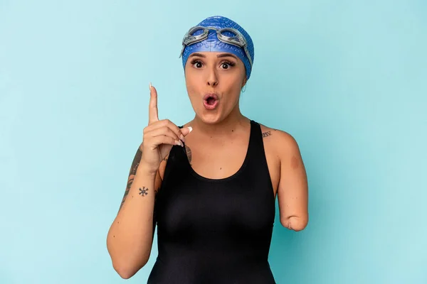 Jonge Zwemmer Blanke Vrouw Met Een Arm Geïsoleerd Blauwe Achtergrond — Stockfoto