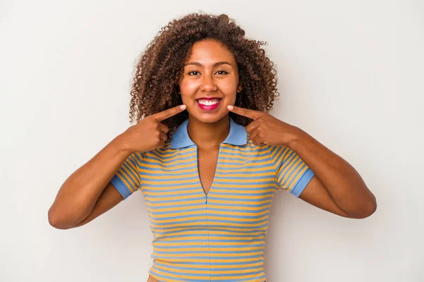 Jong Afrikaans Amerikaans Vrouw Met Krullend Haar Geïsoleerd Witte Achtergrond — Stockfoto