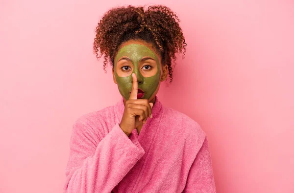 Ung Afrikansk Amerikansk Kvinna Bär Badrock Och Ansiktsmask Isolerad Rosa — Stockfoto