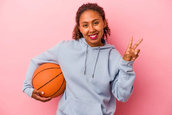 Joven Afroamericano Jugando Baloncesto Aislado Sobre Fondo Rosa Alegre Despreocupado — Foto de Stock