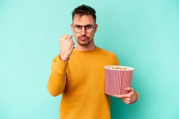 Young Caucasian Man Eating Popcorn Isolated Blue Background Showing Fist — Stock Photo, Image