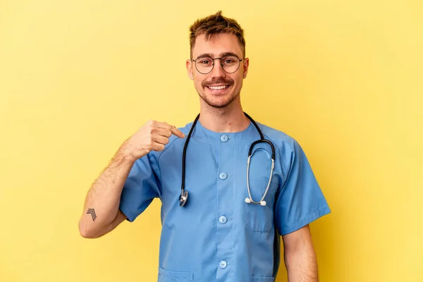 Joven Enfermera Caucásico Hombre Aislado Sobre Fondo Amarillo Persona Señalando —  Fotos de Stock
