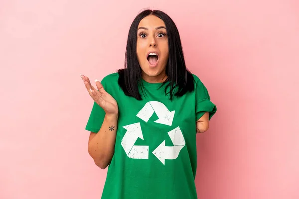 Jonge Blanke Vrouw Met Een Arm Gerecycled Afval Geïsoleerd Roze — Stockfoto