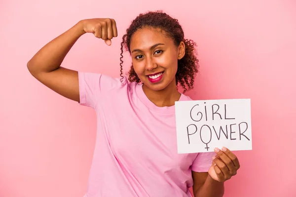 Ung Afroamerikansk Kvinna Håller Flicka Makt Skylt Isolerad Rosa Bakgrund — Stockfoto