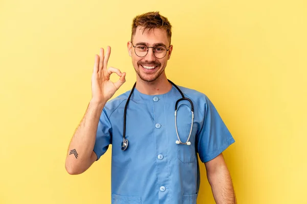 Junge Krankenschwester Kaukasischen Mann Isoliert Auf Gelbem Hintergrund Fröhlich Und — Stockfoto