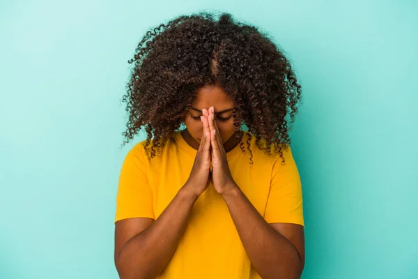 Mladá Africká Americká Žena Kudrnatými Vlasy Izolované Modrém Pozadí Modlí — Stock fotografie