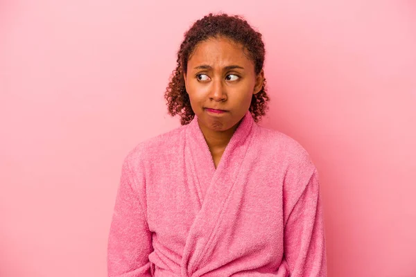 Giovane Donna Afroamericana Indossa Accappatoio Isolato Sfondo Rosa Confuso Sente — Foto Stock