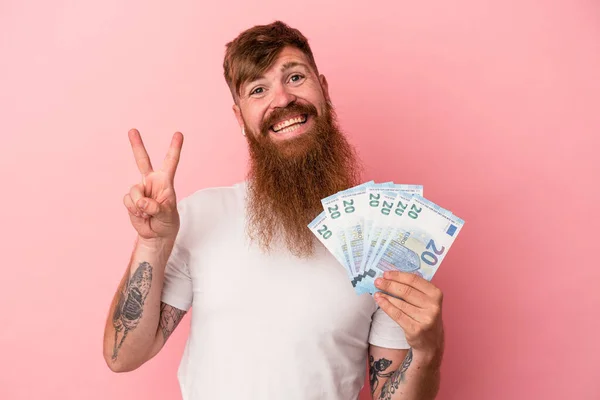 Junger Kaukasischer Ingwermann Mit Langem Bart Der Banknoten Auf Rosa — Stockfoto