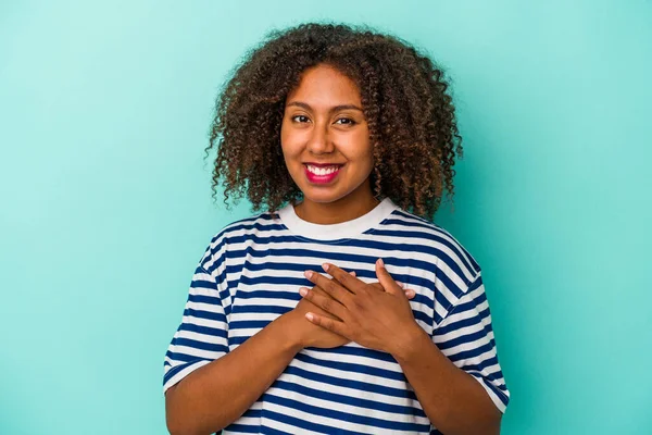 Jonge Afro Amerikaanse Vrouw Met Krullend Haar Geïsoleerd Blauwe Achtergrond — Stockfoto