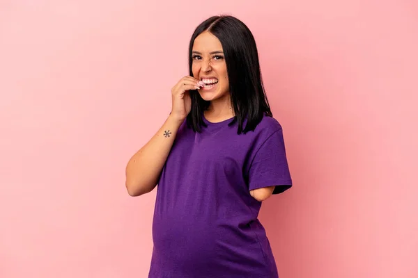 Ung Gravid Kvinna Med Arm Isolerad Rosa Bakgrund Bita Naglar — Stockfoto