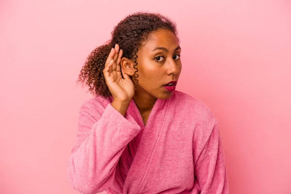 Giovane Donna Afroamericana Che Indossa Accappatoio Isolato Sfondo Rosa Cercando — Foto Stock