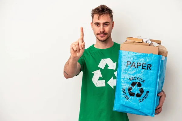 Junge Kaukasische Mann Recycling Papier Isoliert Auf Weißem Hintergrund Zeigt — Stockfoto