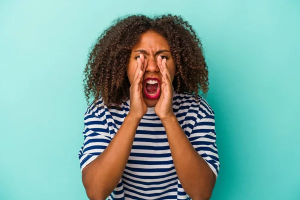 Joven Mujer Afroamericana Con Pelo Rizado Aislado Sobre Fondo Azul —  Fotos de Stock