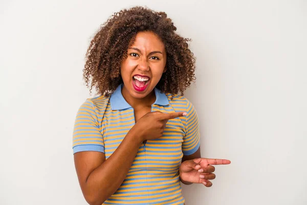 Joven Mujer Afroamericana Con Pelo Rizado Aislado Sobre Fondo Blanco —  Fotos de Stock