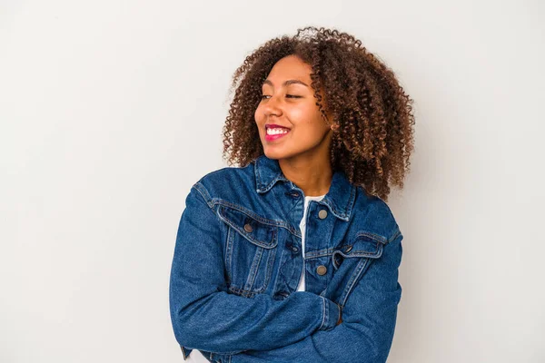 Jeune Femme Afro Américaine Aux Cheveux Bouclés Isolé Sur Fond — Photo