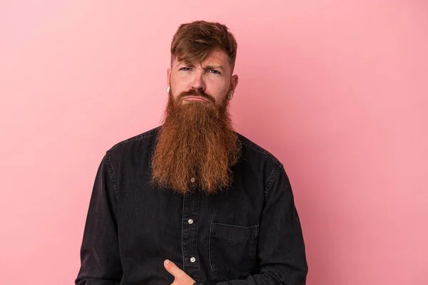 Jovem Homem Gengibre Caucasiano Com Longa Barba Isolada Fundo Rosa — Fotografia de Stock