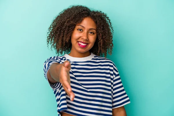 Giovane Donna Afroamericana Con Capelli Ricci Isolati Sfondo Blu Mano — Foto Stock