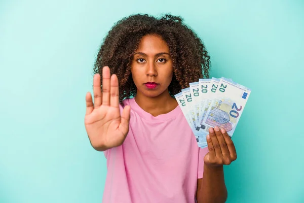 Mladá Africká Americká Žena Držící Eurobankovky Izolované Modrém Pozadí Stojí — Stock fotografie