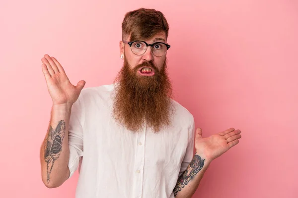 Joven Jengibre Caucásico Con Barba Larga Aislado Sobre Fondo Rosa —  Fotos de Stock