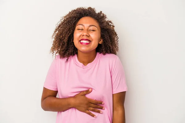 白い背景で隔離された巻き毛を持つ若いアフリカ系アメリカ人女性は おなかに触れ 優しく笑顔 食べることと満足の概念 — ストック写真