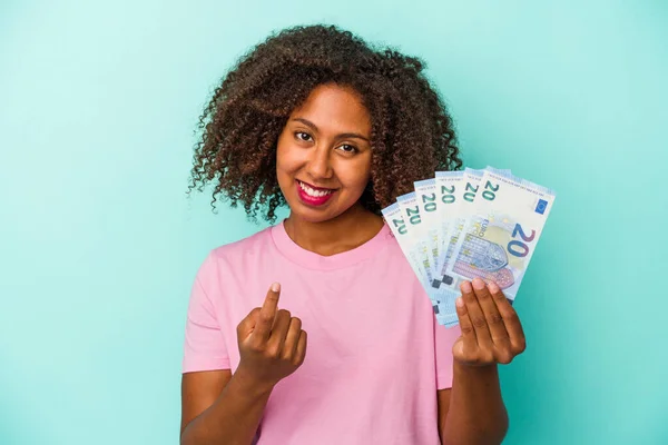 Mladá Africká Americká Žena Držící Eurobankovky Izolované Modrém Pozadí Ukazuje — Stock fotografie