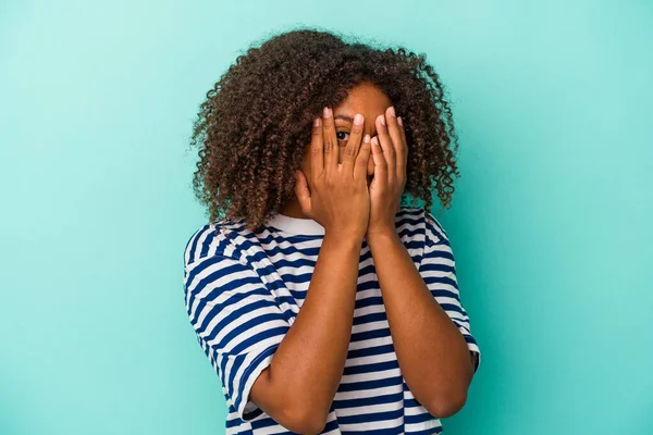 Mujer Afroamericana Joven Con Pelo Rizado Aislado Sobre Fondo Azul — Foto de Stock