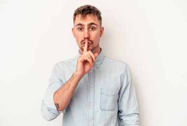 Beyaz arka planda izole edilmiş genç beyaz bir adam bir mola hareketi gösteriyor..