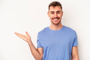 Pembe arka planda izole edilmiş genç beyaz adam yan tarafı gösteriyor.