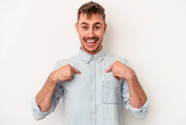 Beyaz arka planda izole edilmiş genç beyaz bir adam el ele tutuşup, ağız kenarında dua ediyor, kendinden emin..