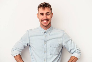 Beyaz arka planda izole edilmiş genç beyaz bir adam parmakları aşağıda, olumlu bir his var..