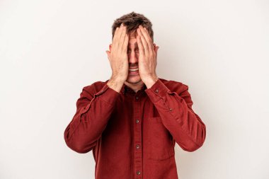 Beyaz arka planda izole edilmiş genç beyaz bir adam işaret parmağıyla fotokopi alanını işaret ederek şok oldu..