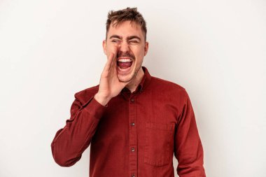 Beyaz arka planda izole edilmiş genç beyaz bir adam, palmiye üzerinde bir fotokopi alanı tutarken heyecanlı..