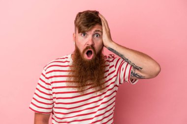 Pembe arka planda uzun sakallı beyaz, genç adam şoka uğruyor, önemli bir buluşmayı hatırlıyor..