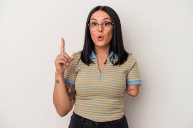 Beyaz arka planda tek kollu beyaz bir kadın. Harika bir fikri var. Yaratıcılık kavramı..