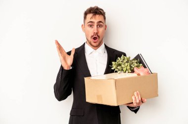 Beyaz arka planda izole edilmiş beyaz iş adamı işinden kovuldu. Şaşırdı ve şok oldu..