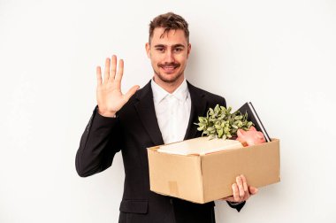 Beyaz arka planda izole edilmiş beyaz iş adamı işten kovuldu. Beş numarayı parmaklarıyla gülümsüyor..