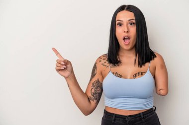 Beyaz arka planda tek kollu, beyaz saçlı genç bir kadın yan tarafı gösteriyor.