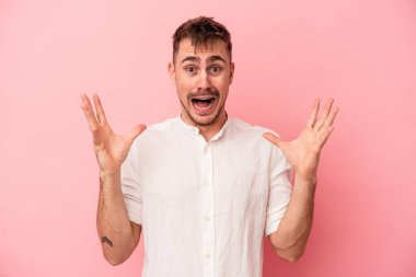 Pembe arka planda izole edilmiş genç beyaz adam gökyüzüne haykırıyor, yukarı bakıyor, hayal kırıklığına uğramış..