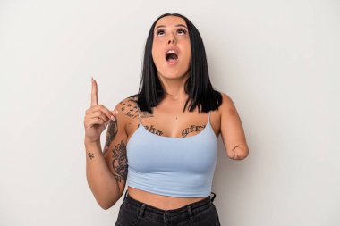 Tek kolu beyaz arka planda izole edilmiş, ağzı açık beyaz beyaz bir kadın..