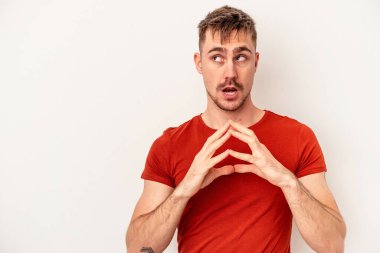 Beyaz arka planda izole edilmiş genç beyaz bir adam pençelerini kedi taklidi yaparken gösteriyor, agresif bir hareket..