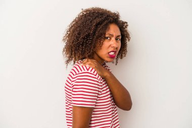 Beyaz arka planda yalıtılmış kıvırcık saçlı, omuz ağrısı olan genç Afrikalı Amerikalı kadın..