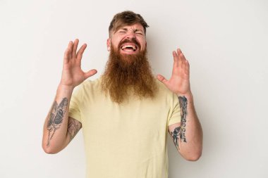 Beyaz arka planda uzun sakallı, beyaz tenli, beyaz, beyaz, kızıl bir adam çok gülüyor. Mutluluk kavramı.