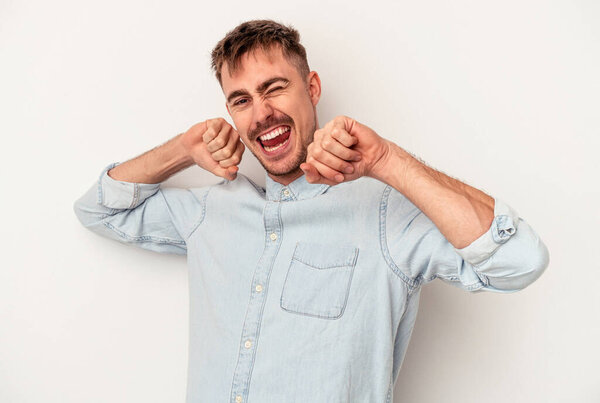 Молодой кавказский человек, изолированный на белом фоне, смущен и сомнительно пожимает плечами, чтобы держать пространство для копирования..