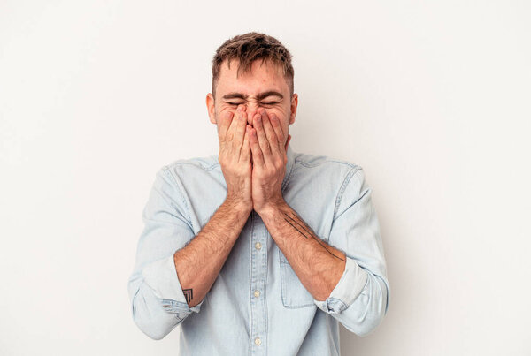 Молодой кавказский человек на белом фоне, веселые улыбки, указывающие на фронт.